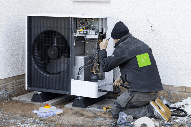 technicien Pompe a chaleur air eau